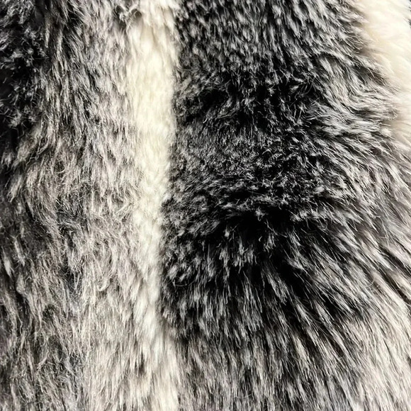 St John Women’s fur zip front vest size P - Picture 16 of 16